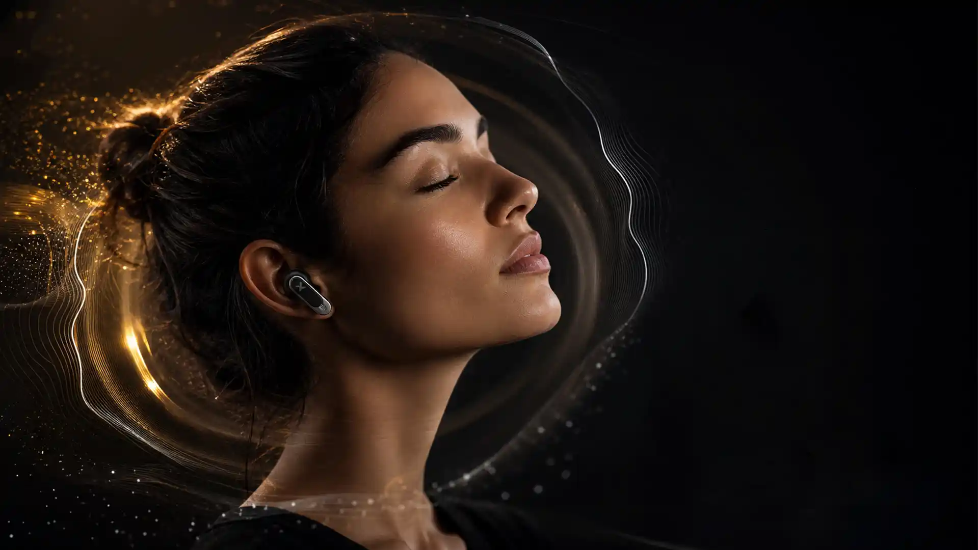 امرأة مغمضة العينين ترتدي WENEX Orbit V2، والصوت مرسوم كأشرطة من الضوء تنحني حولها.