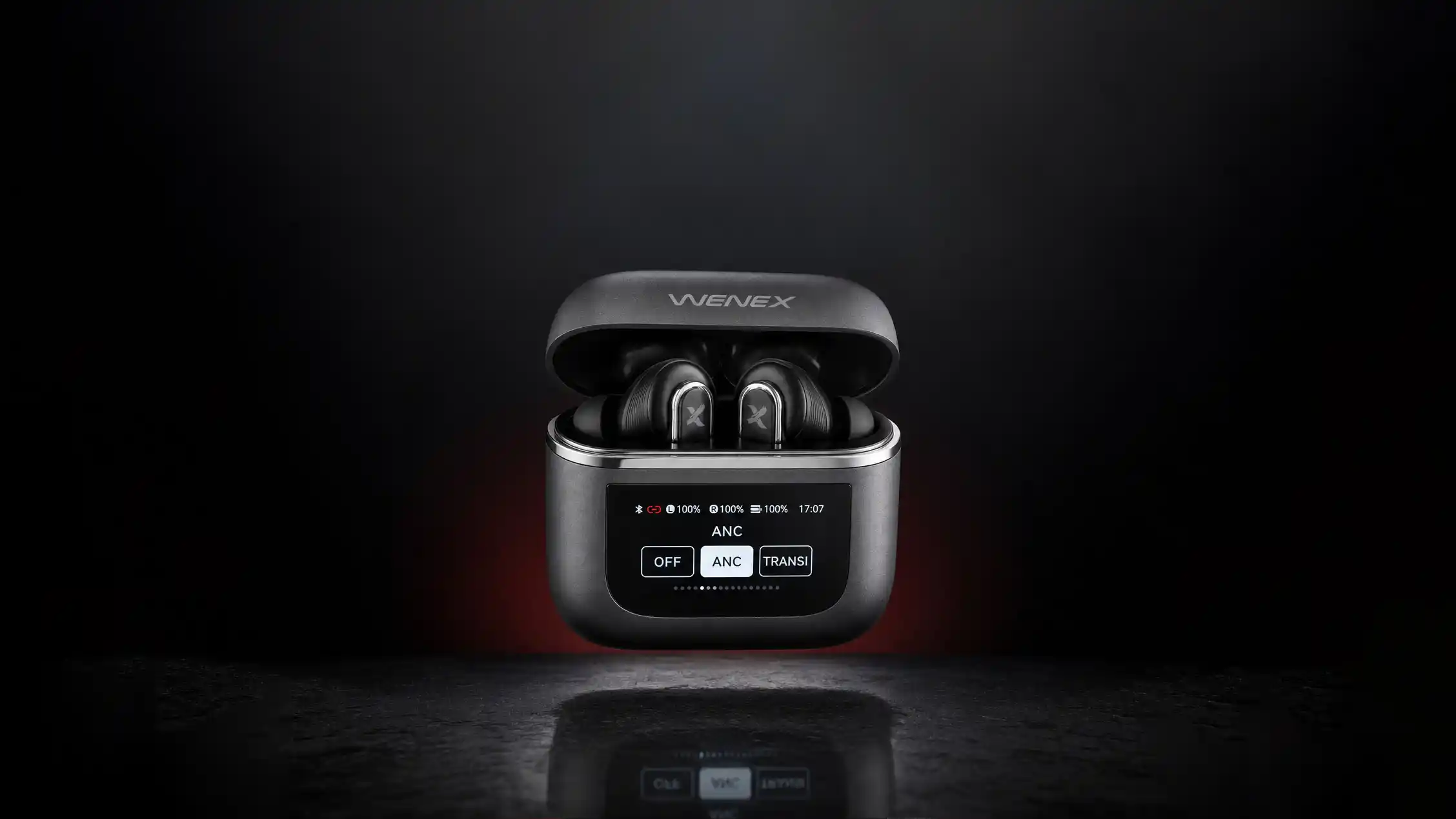 علبة شحن WENEX Orbit V2 باللون الأسود، مفتوحة، بشاشتها الذكية مضيئة، وحدها على أرضية داكنة.
