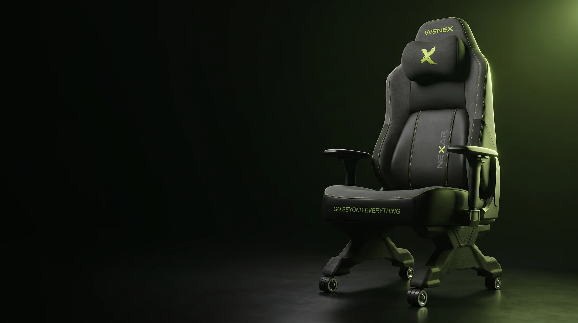 WENEX COMMANDER بلون Phantom Green على قاعدة الأريكة، بوقفة أثاث راسخة في استوديو مظلم