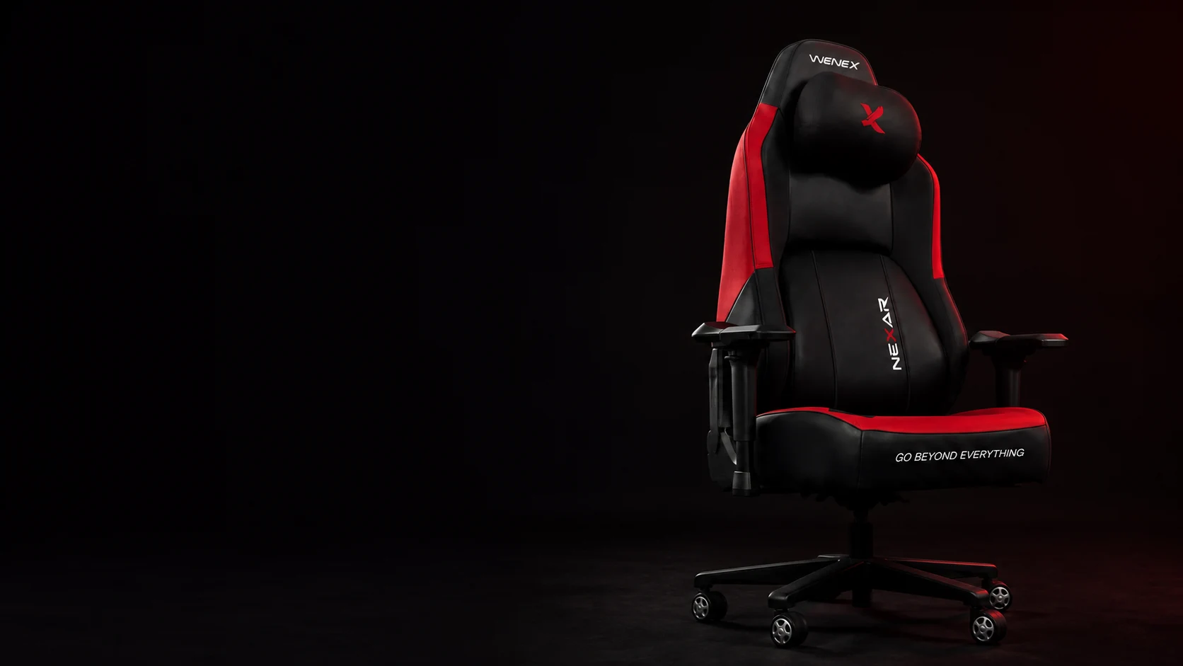 WENEX COMMANDER بلون Inferno Red في استوديو مظلم، الكرسي إلى اليمين ومسرح داكن واسع إلى اليسار