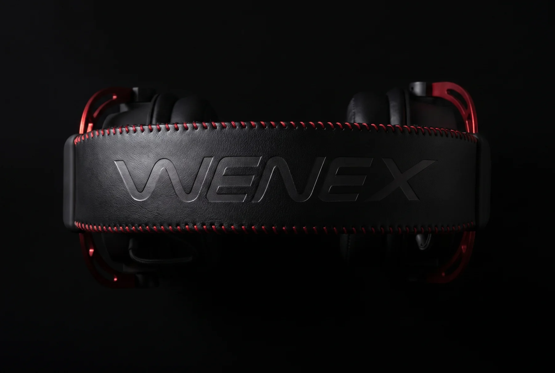 شريط رأس WENEX المنقوش والدرزات الحمراء في NEXAR WAVE تحت إضاءة جانبية